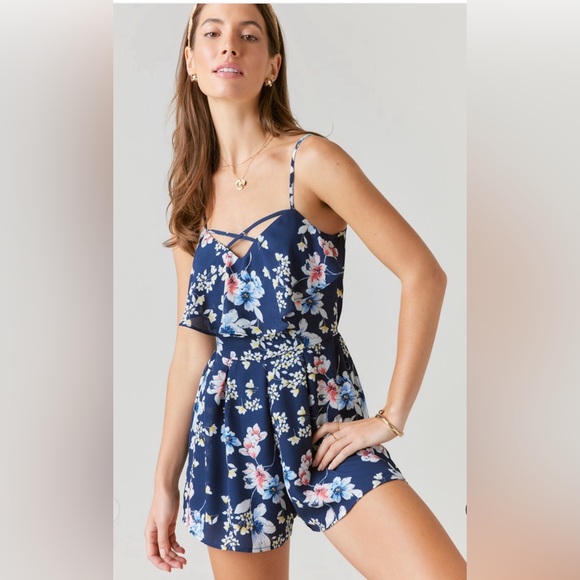 (38)💙New Francesca’s Annalee Criss Cross Floral Romper💙 - Picture 2 of 6